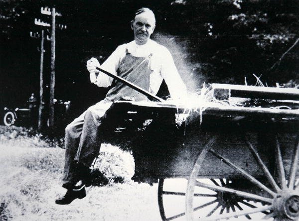 El Presidente Calvin Coolidge (1873-1933) Posando como Granjero Durante unas Vacaciones en Vermont de American Photographer