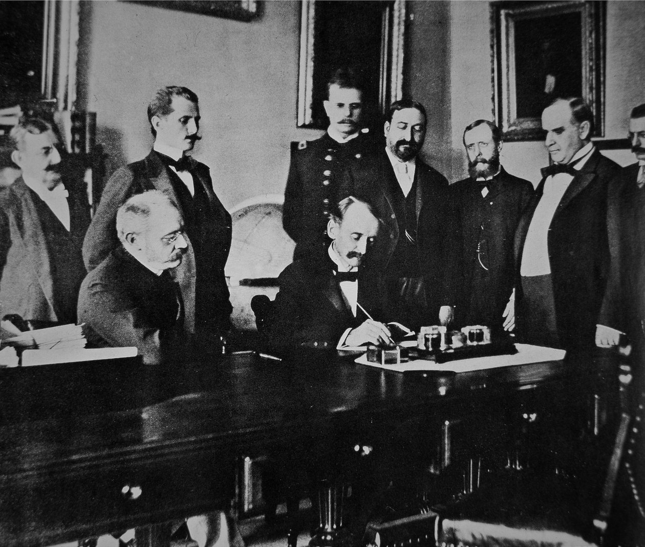 El presidente William McKinley (1843-1901) presencia la firma del protocolo de paz que puso fin a la guerra con España de American Photographer