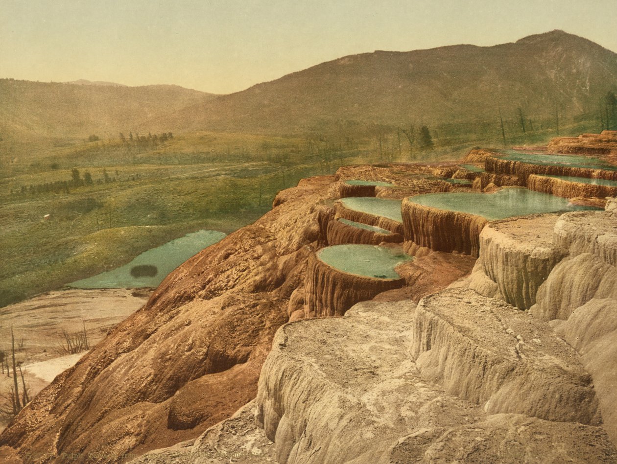 Terrazas del Púlpito desde arriba, Parque Nacional de Yellowstone, c.1898 (fotochrom) de American Photographer