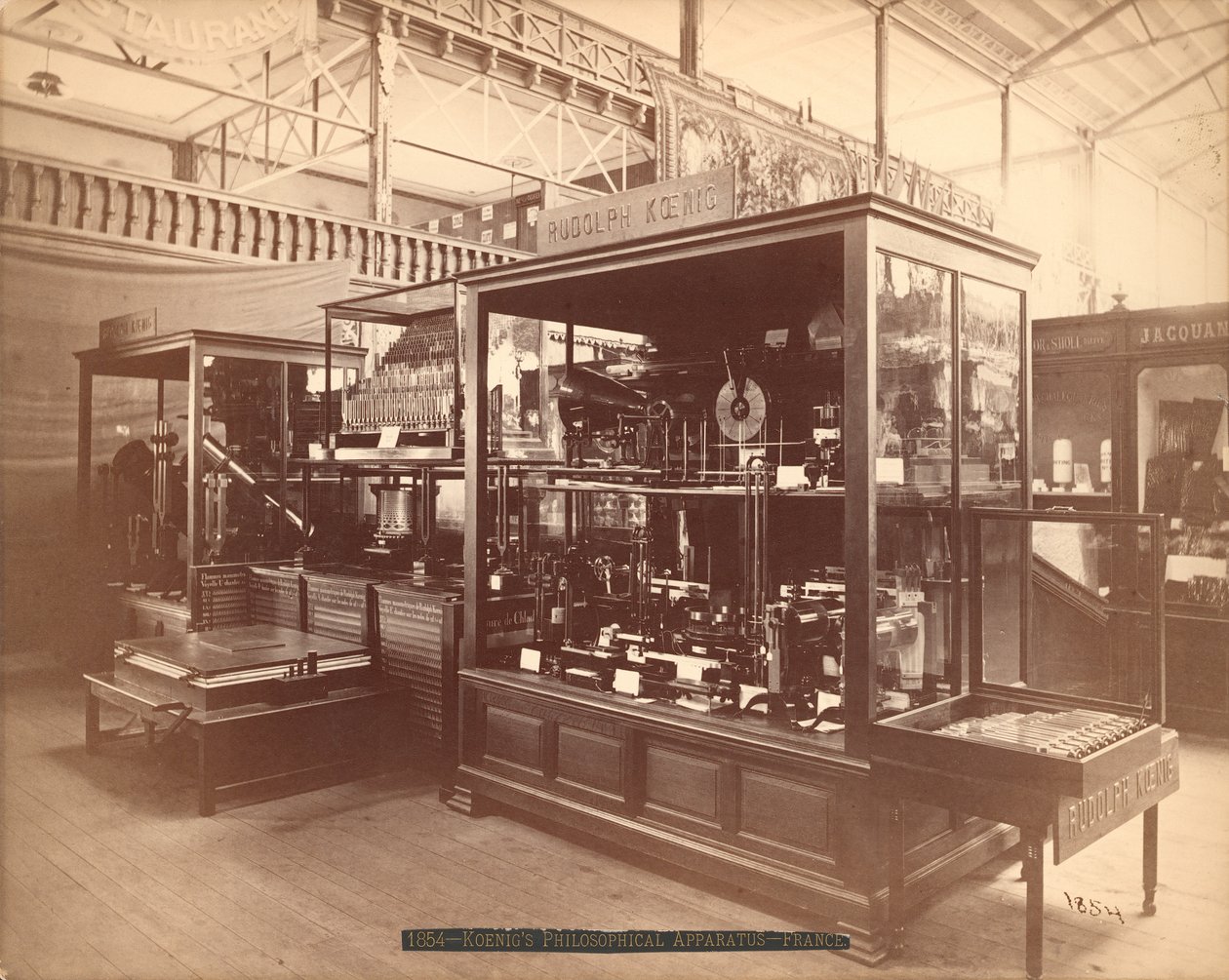 Exposición de Rudolph Koenig, Philosophical Apparatus, Main Exhibition, Centennial International Exhibition, Filadelfia, 1876 de American Photographer