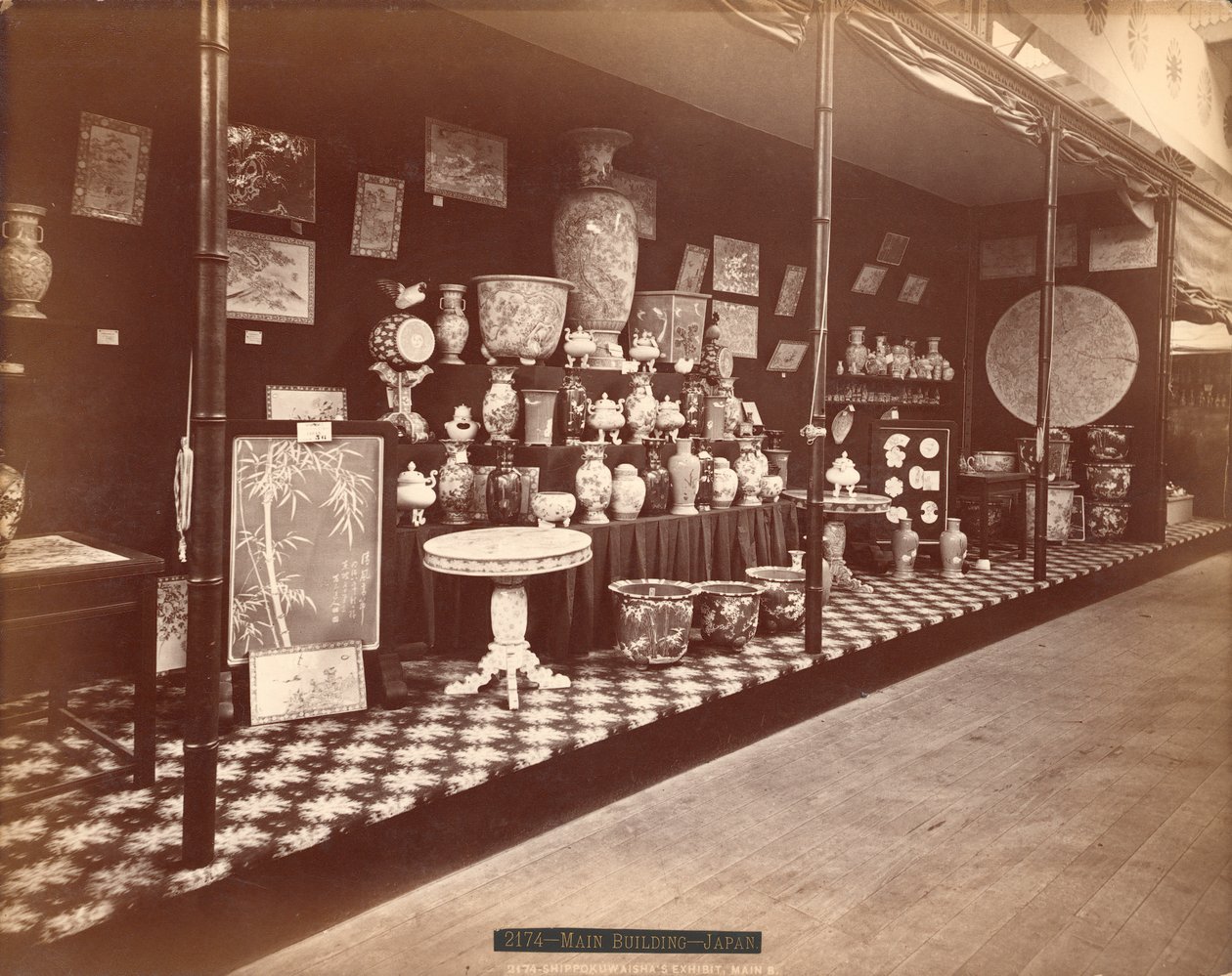 Exhibición de Shippokuwaisha, Sección Japonesa, Exposición Internacional del Centenario de 1876, Filadelfia de American Photographer