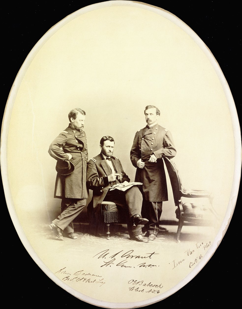 Fotografía firmada de Ulysses S. Grant y sus ayudantes, Orville E. Babcock y Adam Badeau, en uniforme militar, c.1865 de American Photographer