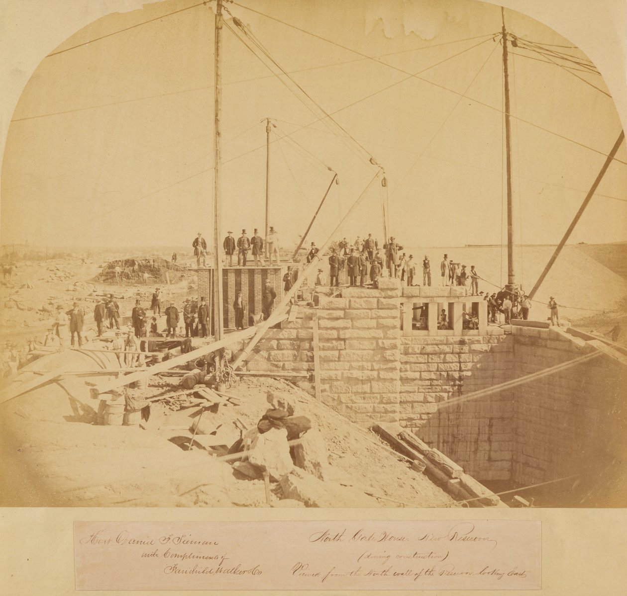 Casa de la Puerta Sur del Nuevo Embalse, Central Park, durante la construcción de American Photographer