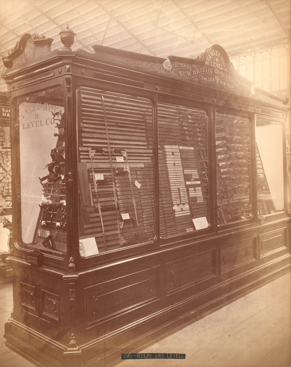 Exposición de Stanley Rule and Level Co., Centennial International Exhibition, Filadelfia, 1876 de American Photographer