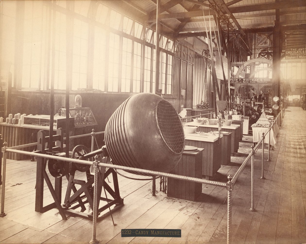 Exposición de Stephen F. Whitman & Sons en el Salón de Maquinaria de la Exposición del Centenario, Filadelfia de American Photographer