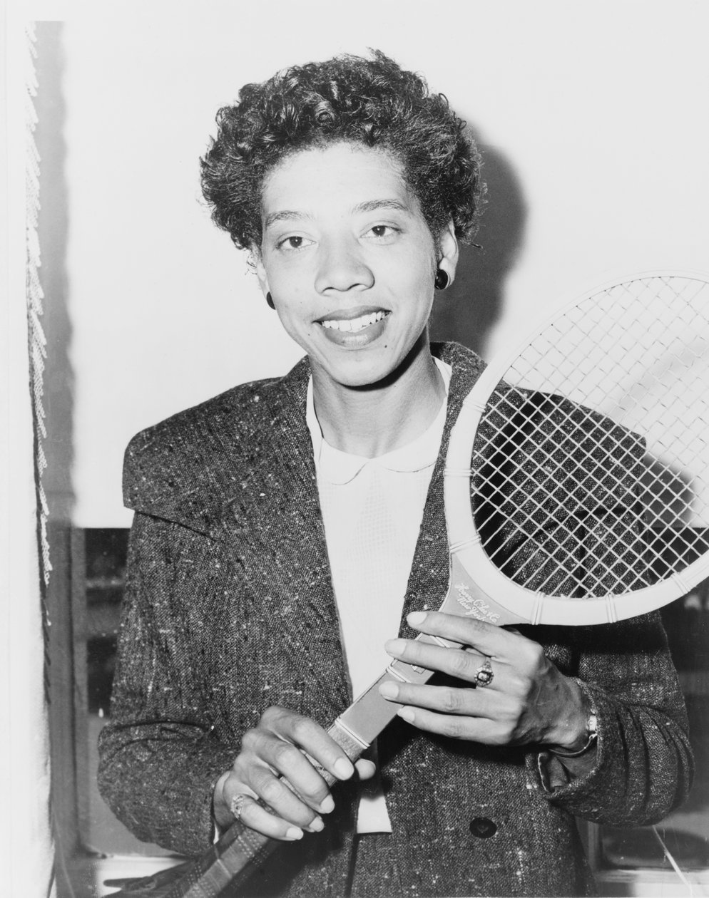 Estrella del tenis Althea Gibson, Estados Unidos, 1956 de American Photographer