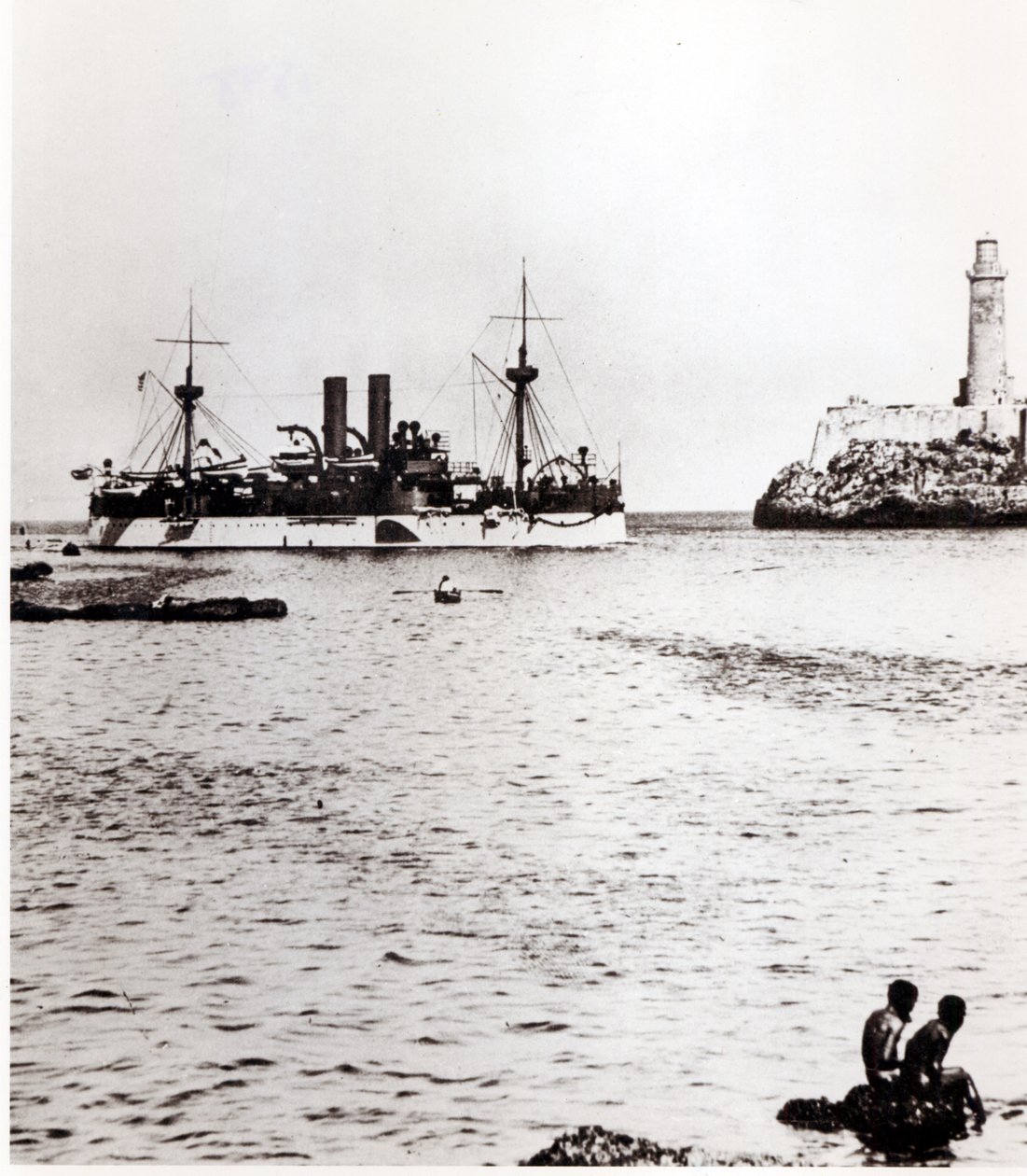 El USS Maine entrando en el puerto de La Habana, Cuba, 1898 de American Photographer
