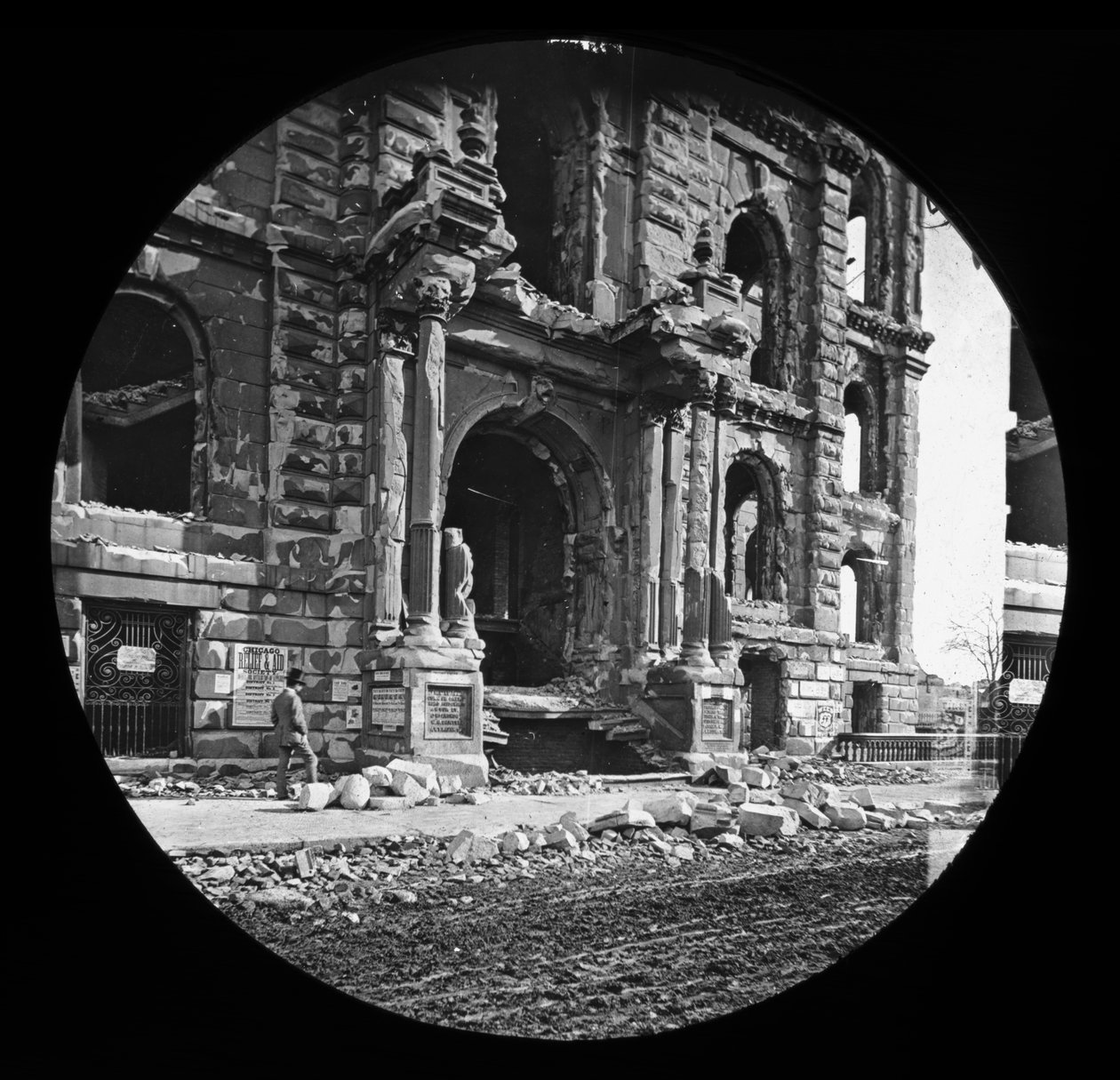 La Entrada Oeste del Palacio de Justicia después del Gran Incendio de Chicago, 1871 de American Photographer