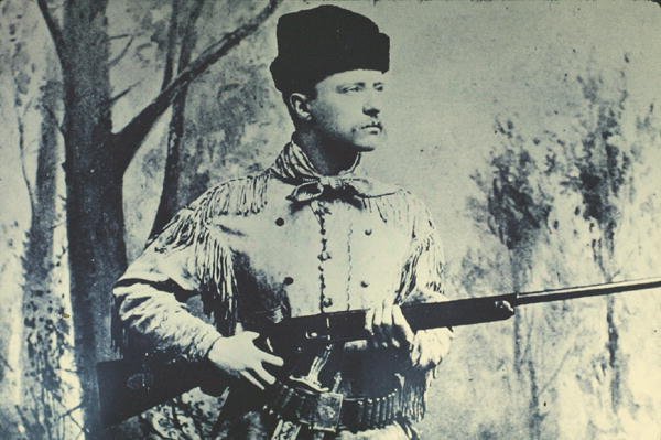 Theodore Roosevelt en traje de caza, c.1885 (foto en blanco y negro) de American Photographer