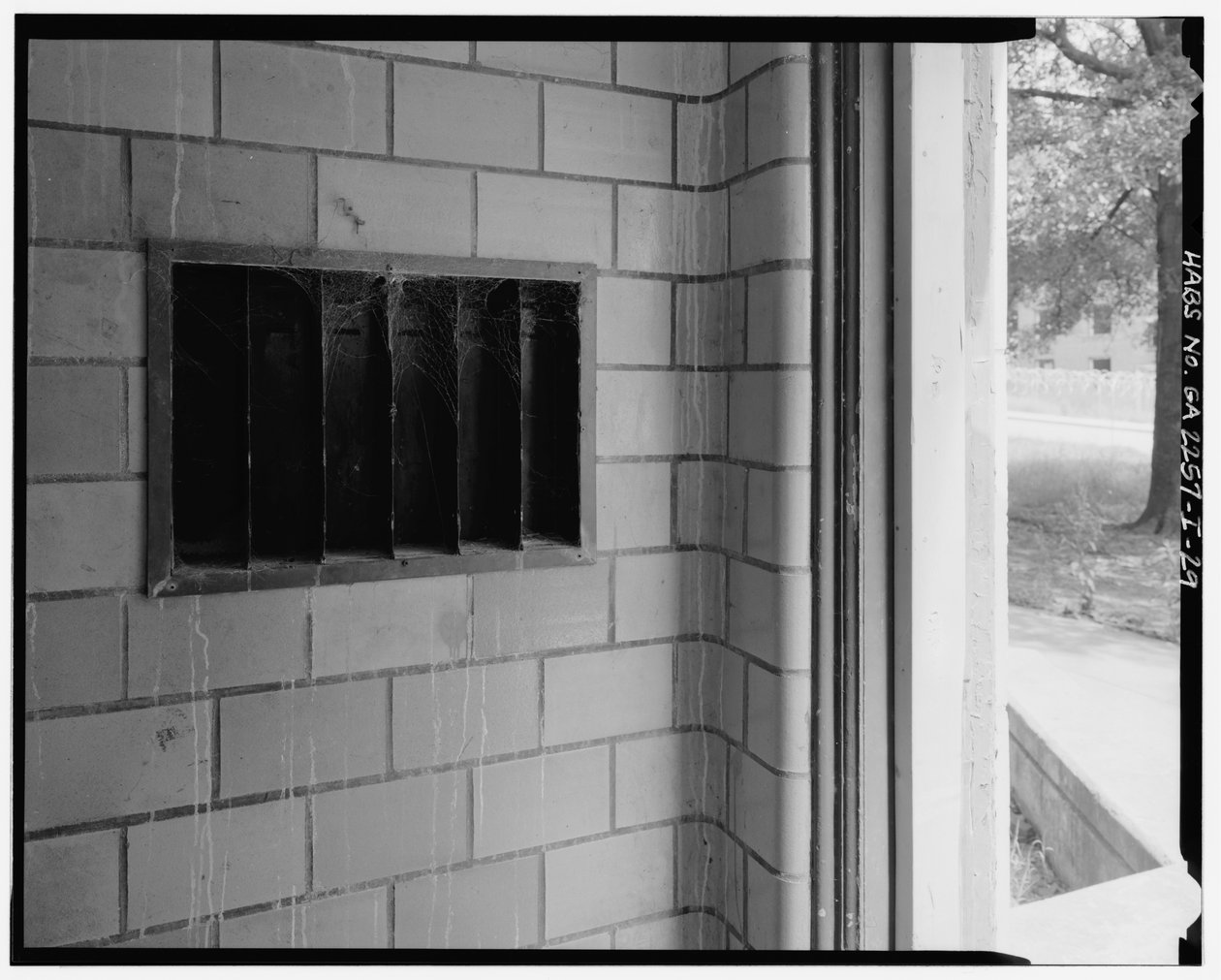 Detalle de azulejos y molduras con ranuras para correo, entrada típica al hueco de la escalera, Techwood Homes, Edificio No. 6, 465 Techwood Drive y 119-125 Hunnicutt Street, Atlanta, condado de Fulton, GA de American Photographer