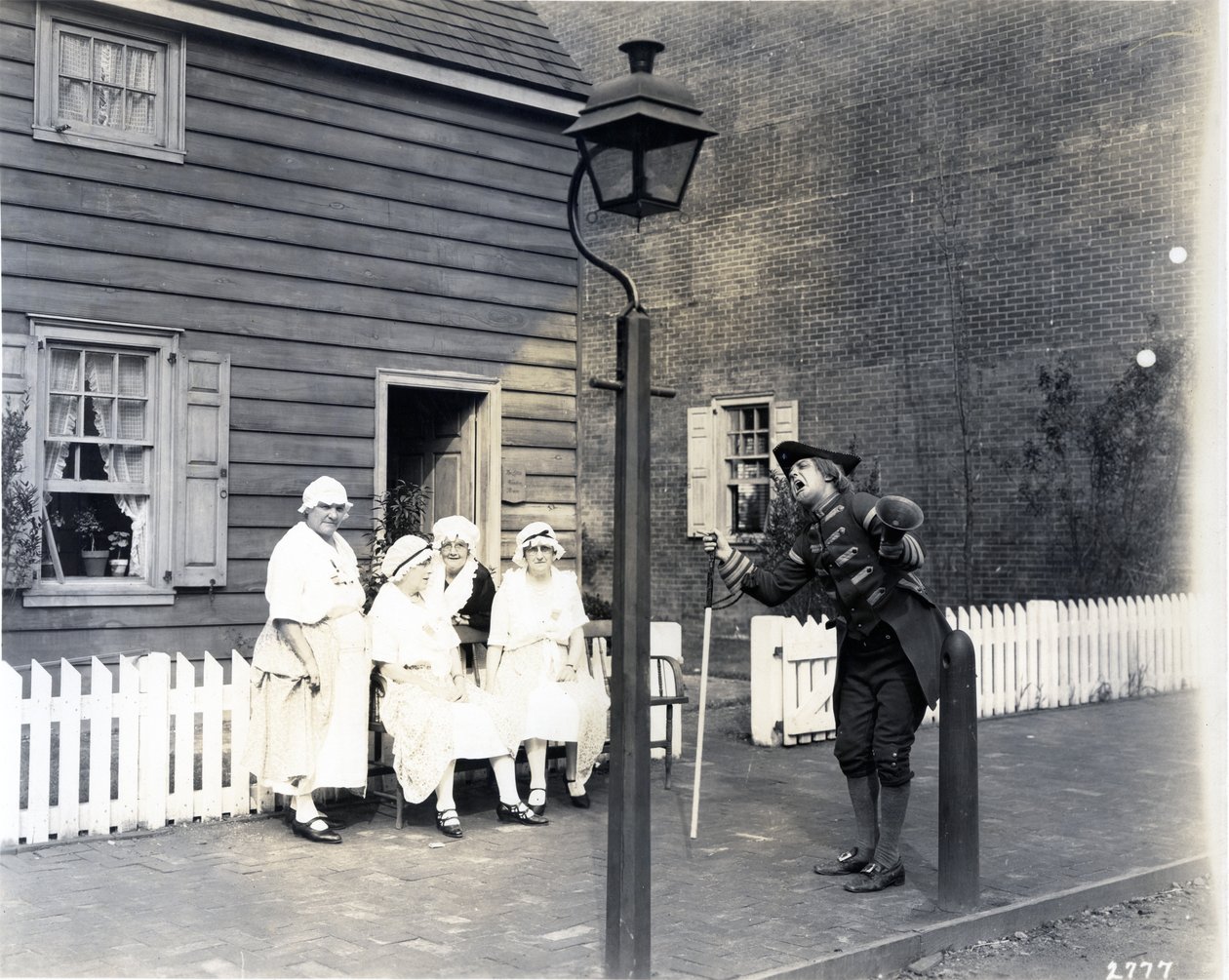 Pregonero en la calle principal, 1926 de American Photographer