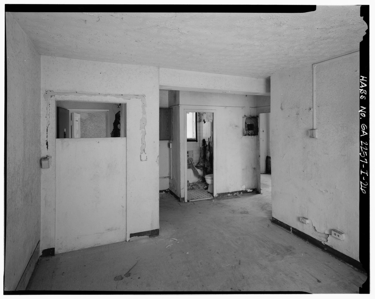 Apartamento típico de 2 dormitorios con conexión para lavandería en el vestíbulo. - Techwood Homes, Edificio No. 6, 465 Techwood Drive y 119-125 Hunnicutt Street, Atlanta, Condado de Fulton, GA de American Photographer