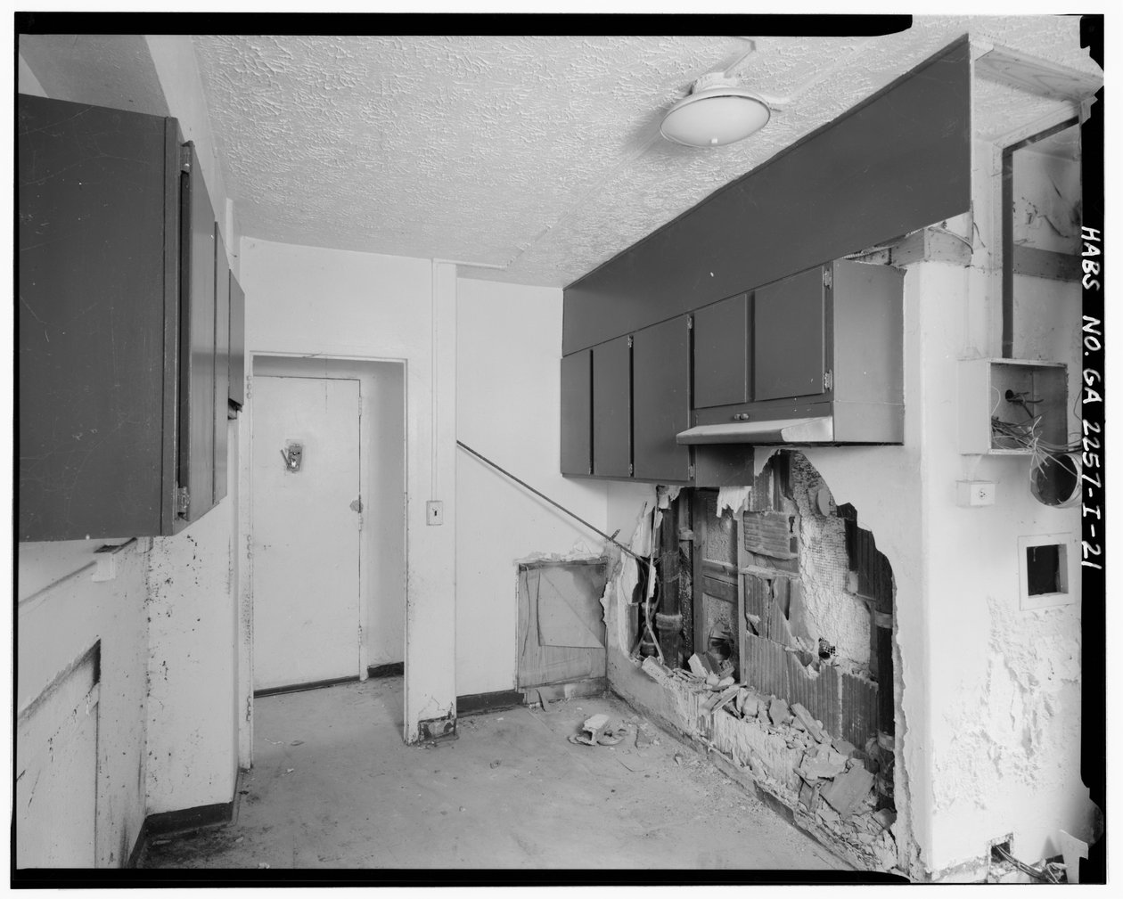 Cocina típica, apartamento de 3 dormitorios. - Techwood Homes, Edificio No. 6, 465 Techwood Drive y 119-125 Hunnicutt Street, Atlanta, condado de Fulton, GA de American Photographer