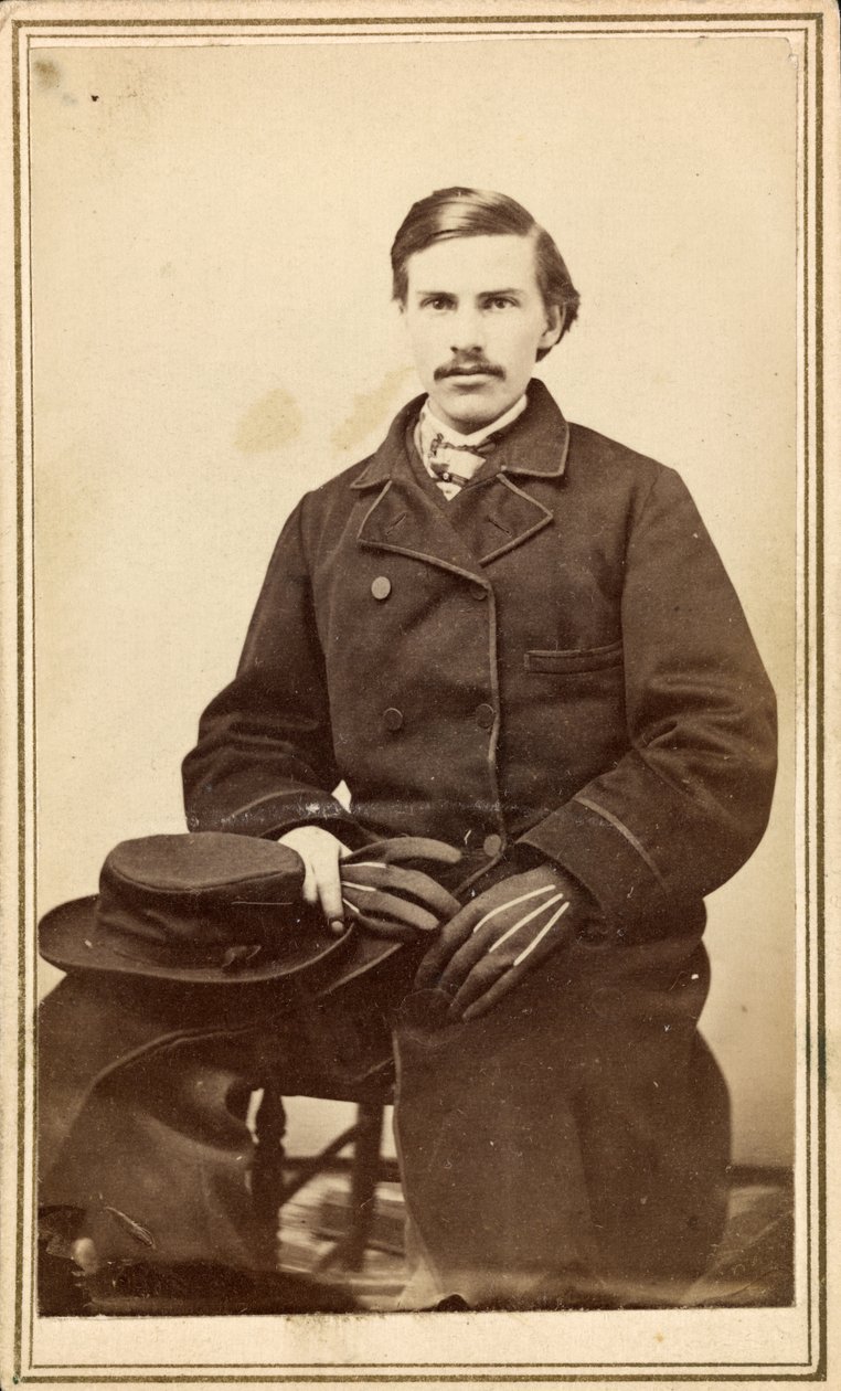 Hombre no identificado con abrigo, sombrero y guantes de American Photographer