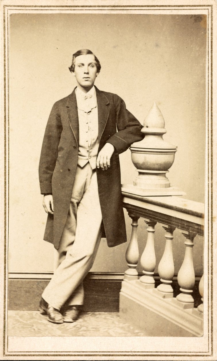 Hombre no identificado con abrigo apoyado en una columna, c.1860-75 de American Photographer