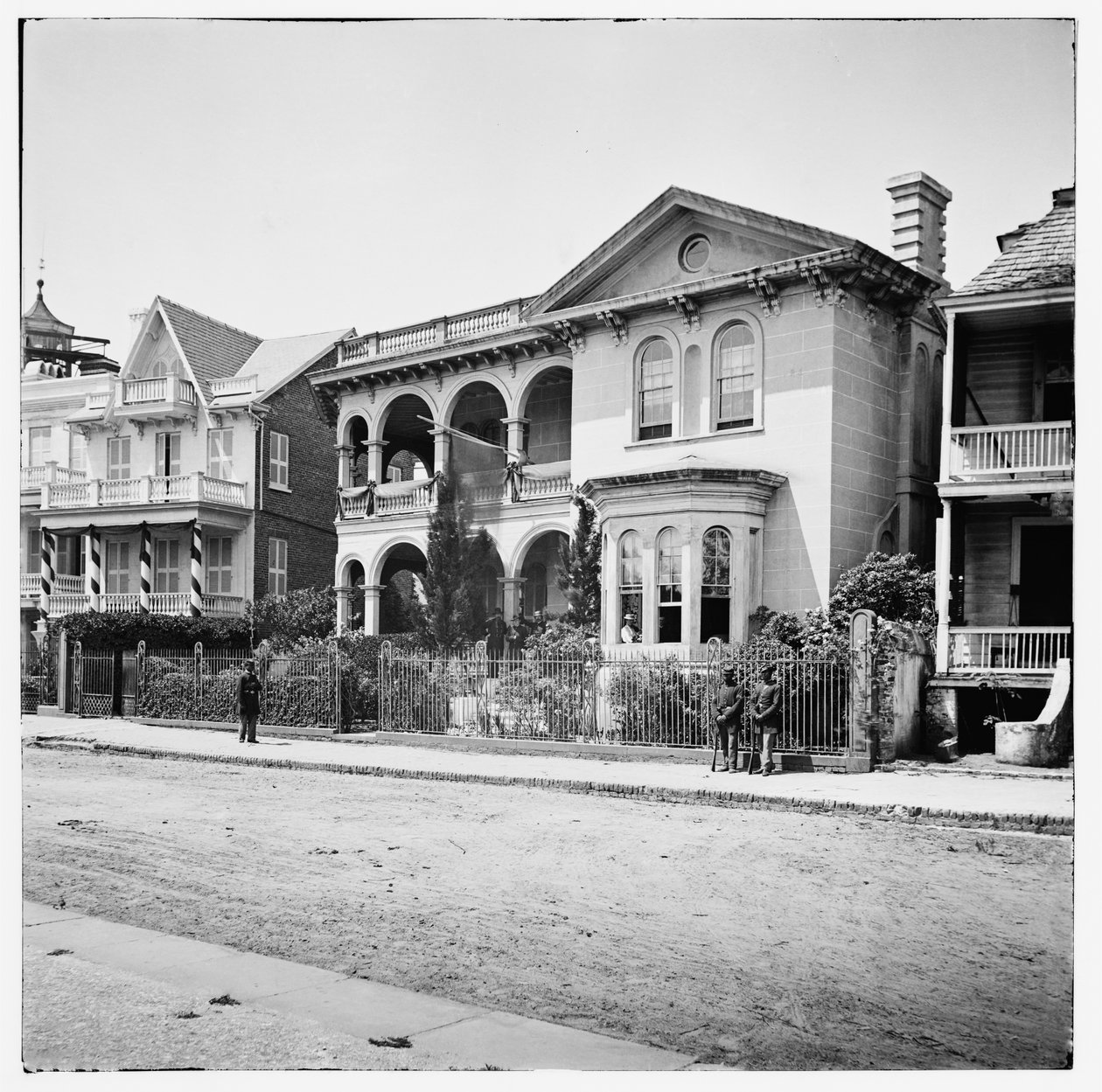 Cuartel general de la Unión en 26 South Battery Street en la ocupada Charleston, Carolina del Sur de American Photographer