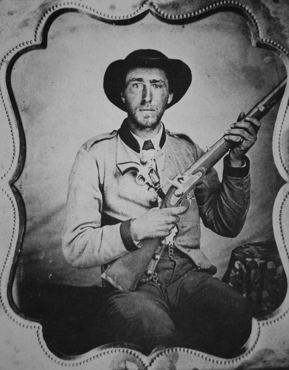 Soldado confederado desconocido posando en el estudio del fotógrafo de American Photographer