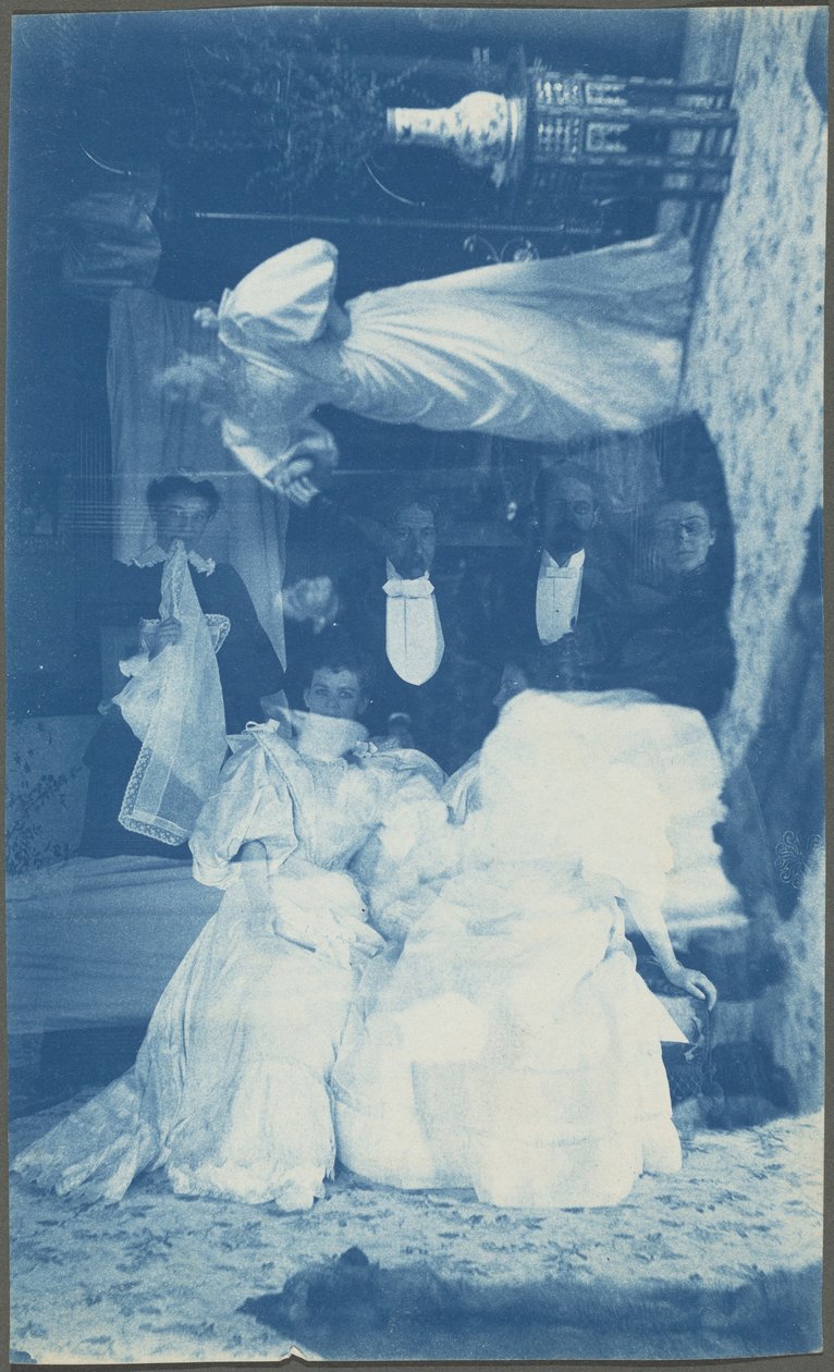 Sin título (Doble exposición de varias personas en un interior),1890s (foto) de American Photographer