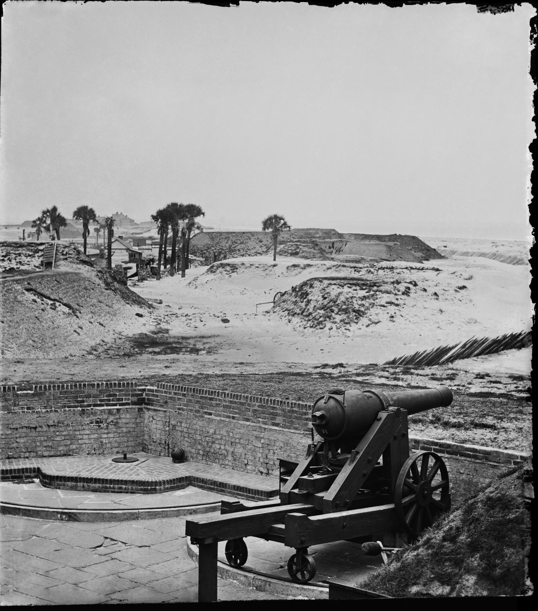 Vista hacia el este desde el abandonado Fort Moultrie, Puerto de Charleston, Carolina del Sur, abril de 1865 de American Photographer
