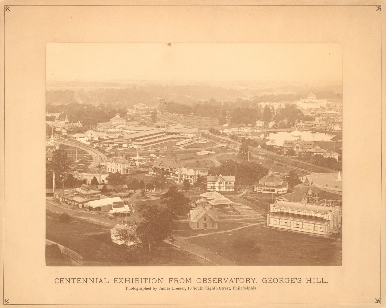 Vista de la Exposición Internacional del Centenario, desde el Observatorio, Georges Hill, Filadelfia, 1876 de American Photographer