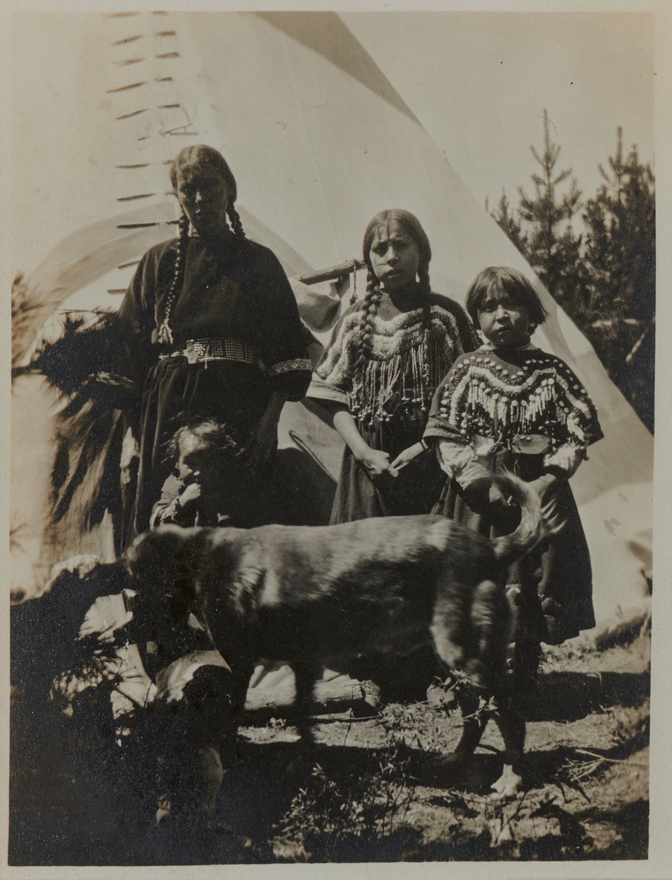 Mujer, dos niñas y un niño con perro, ca. 1900. Fotografía en gelatina de plata de American Photographer
