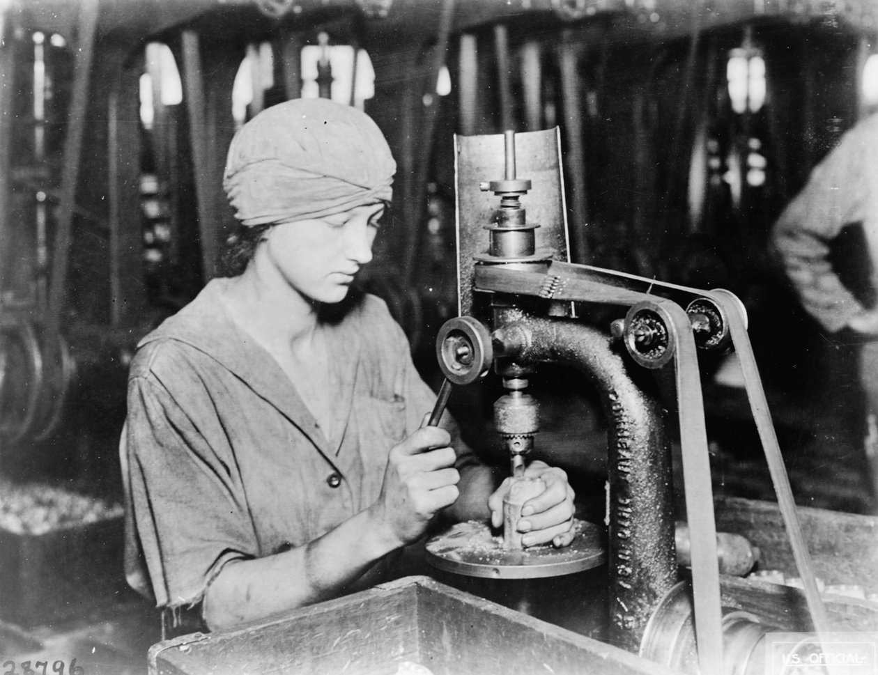 Mujer avellanando el agujero del tubo detonador y llenando el agujero en una granada de mano en Westinghouse Electric & Mfg. Co., East Pittsburgh, Pa., durante la Primera Guerra Mundial, 1914-18 de American Photographer
