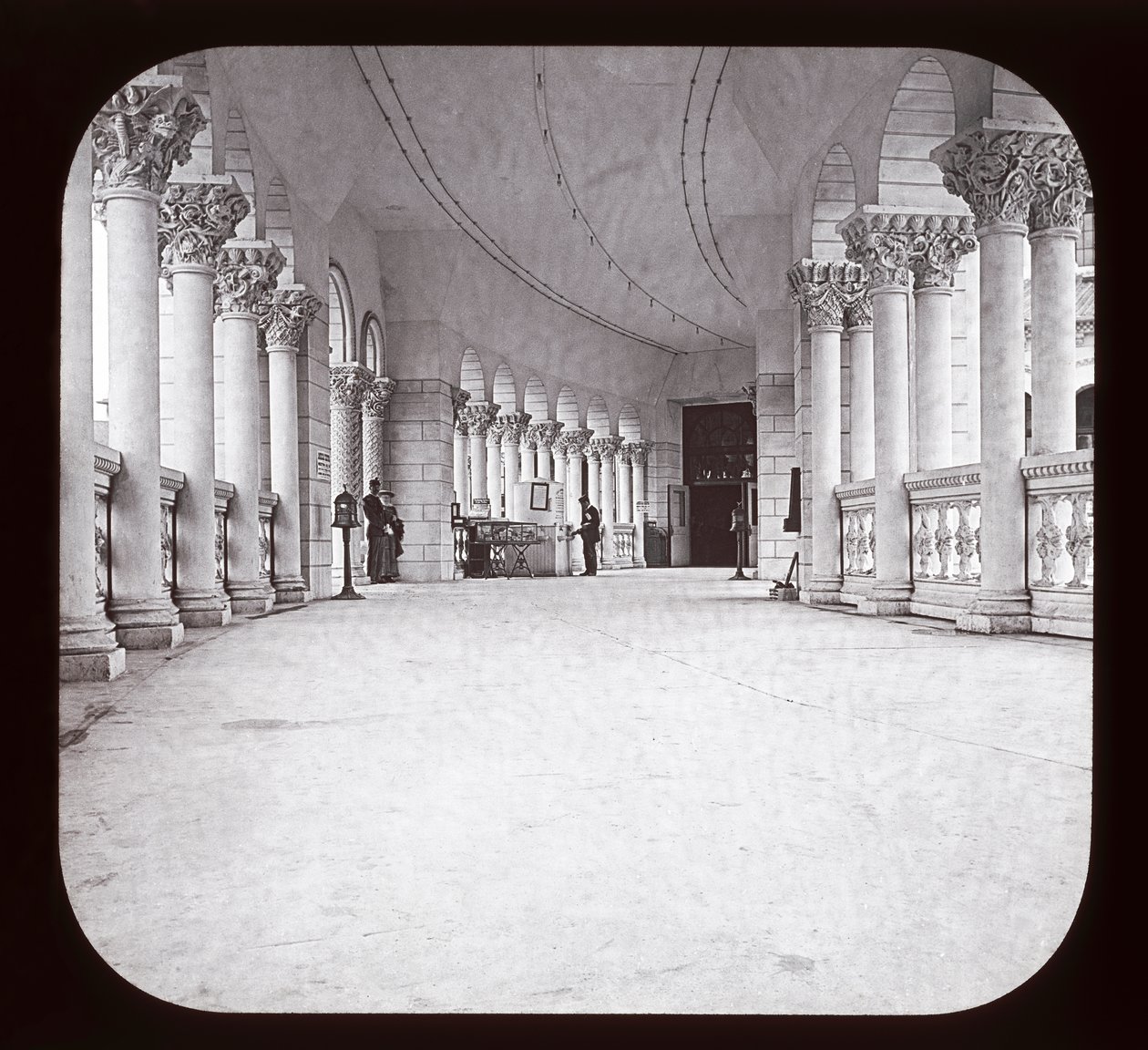 Exposición Mundial Colombina: Columnata de Pesquerías, Chicago, 1893 de American Photographer