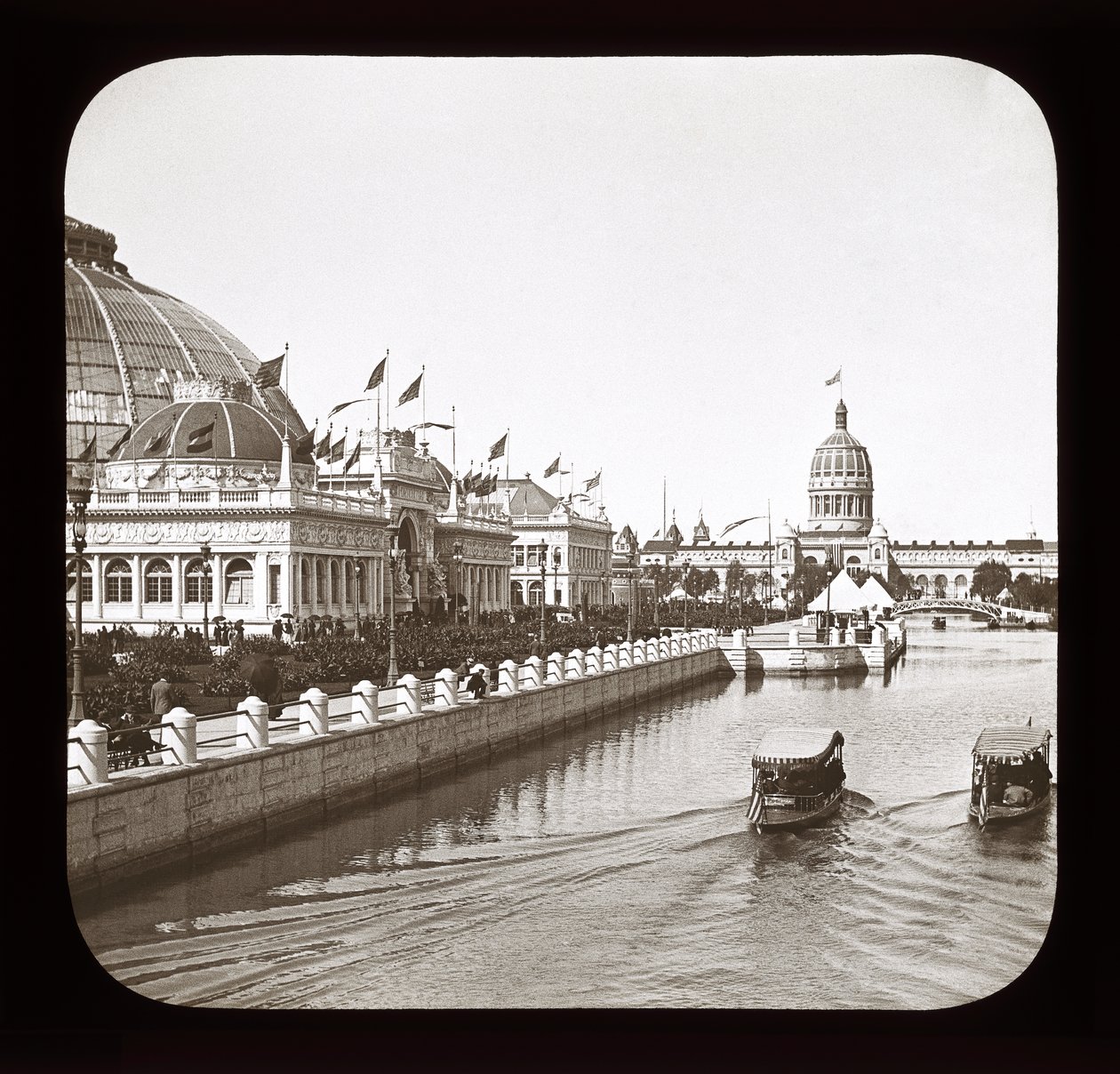 Exposición Mundial Colombina: Edificio de Horticultura y Edificio del Estado de Illinois, Chicago, 1893 de American Photographer