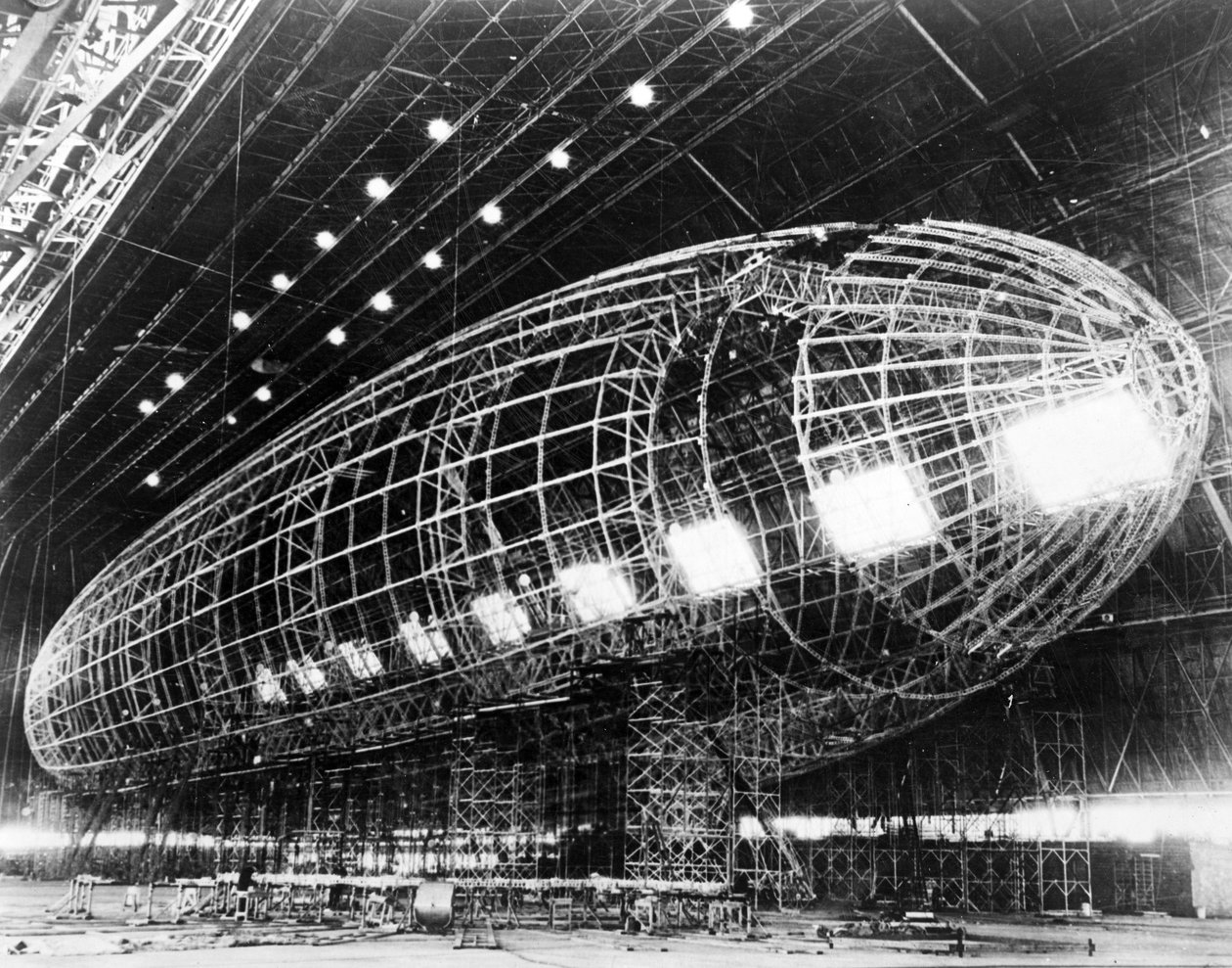 El dirigible más grande del mundo cerca de su finalización, publicado en los años 1930 de American Photographer