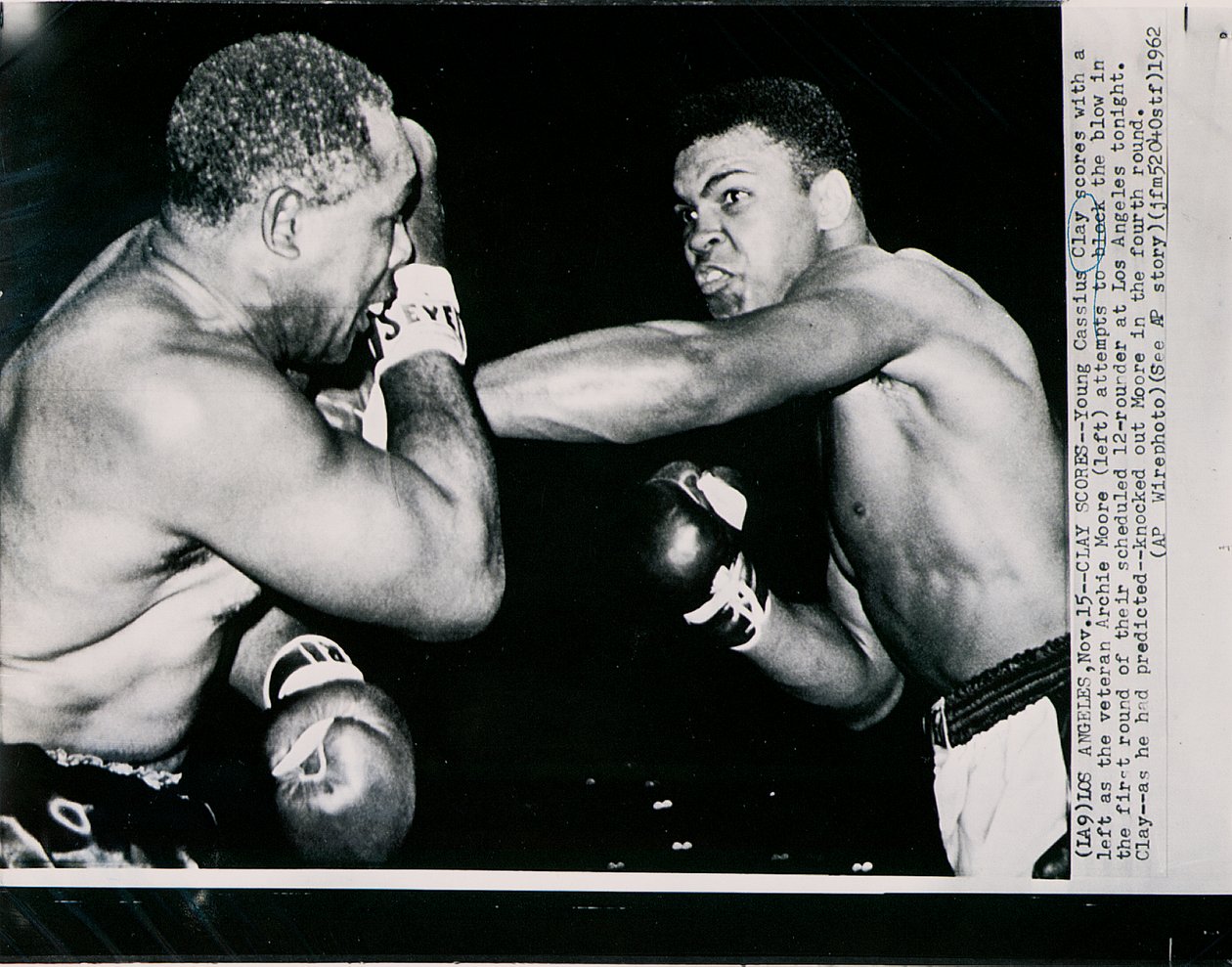 El joven Cassius Clay golpea con la izquierda al veterano Archie Moore en el primer asalto de la pelea en Los Ángeles de American Photographer