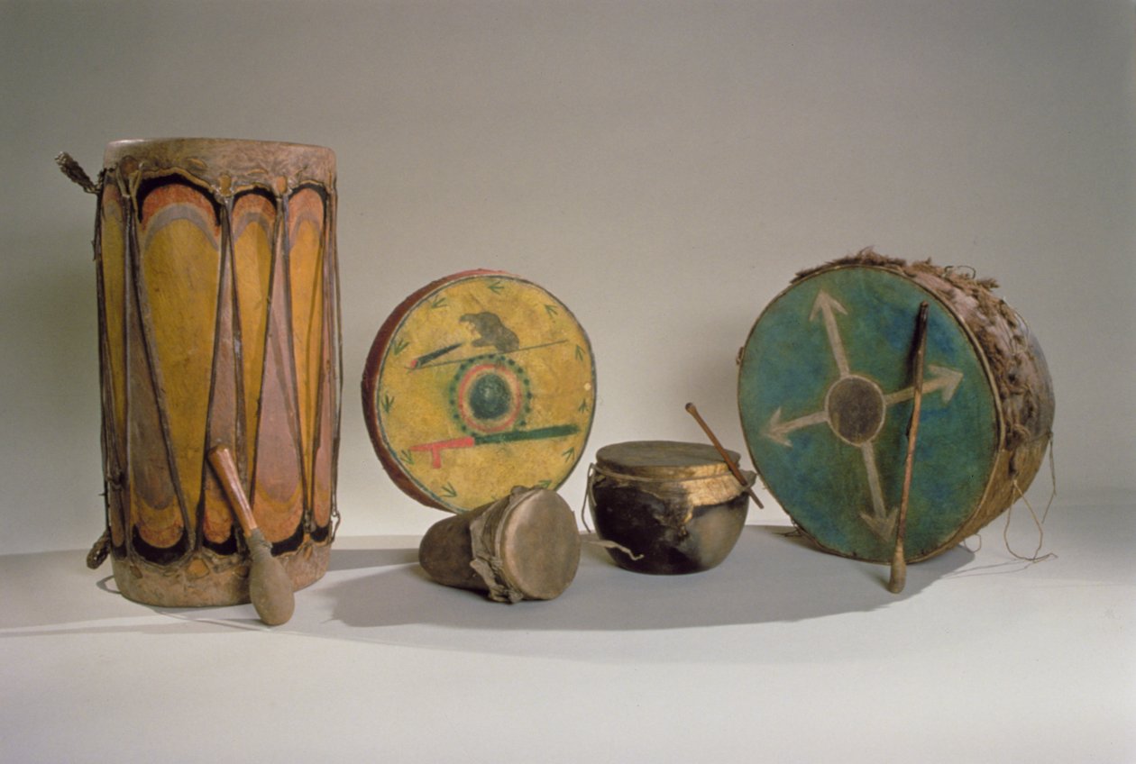 Una colección de tambores de indios americanos de American School