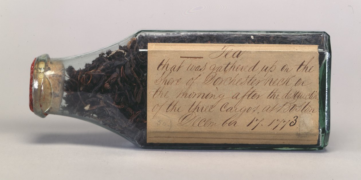 Hojas de té de la Fiesta del Té de Boston en una botella de vidrio, recolectadas por T.M. Harris, Dorchester Neck, diciembre 1773 de American School