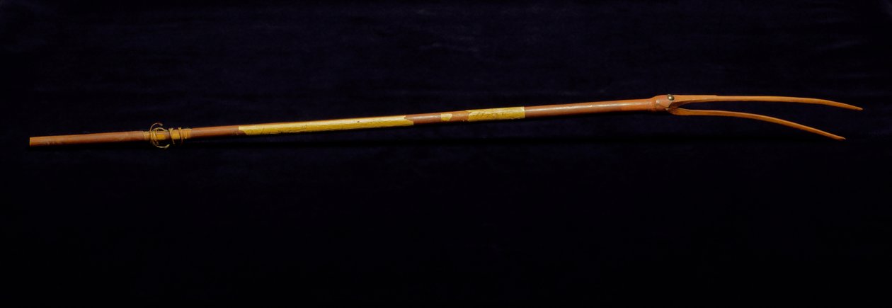 Silbato de cortejo, c.1839 (madera, pintura, latón y tendón) de American School