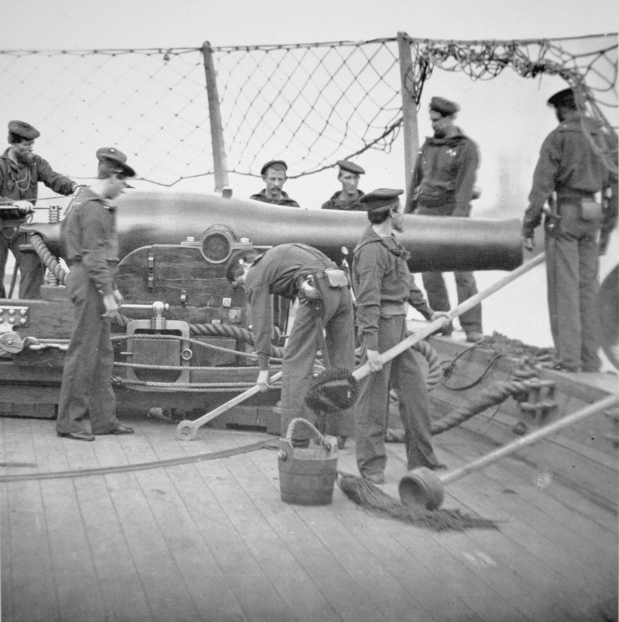 Marineros federales manejan un cañón Dahlgren de 9 pulgadas de American School