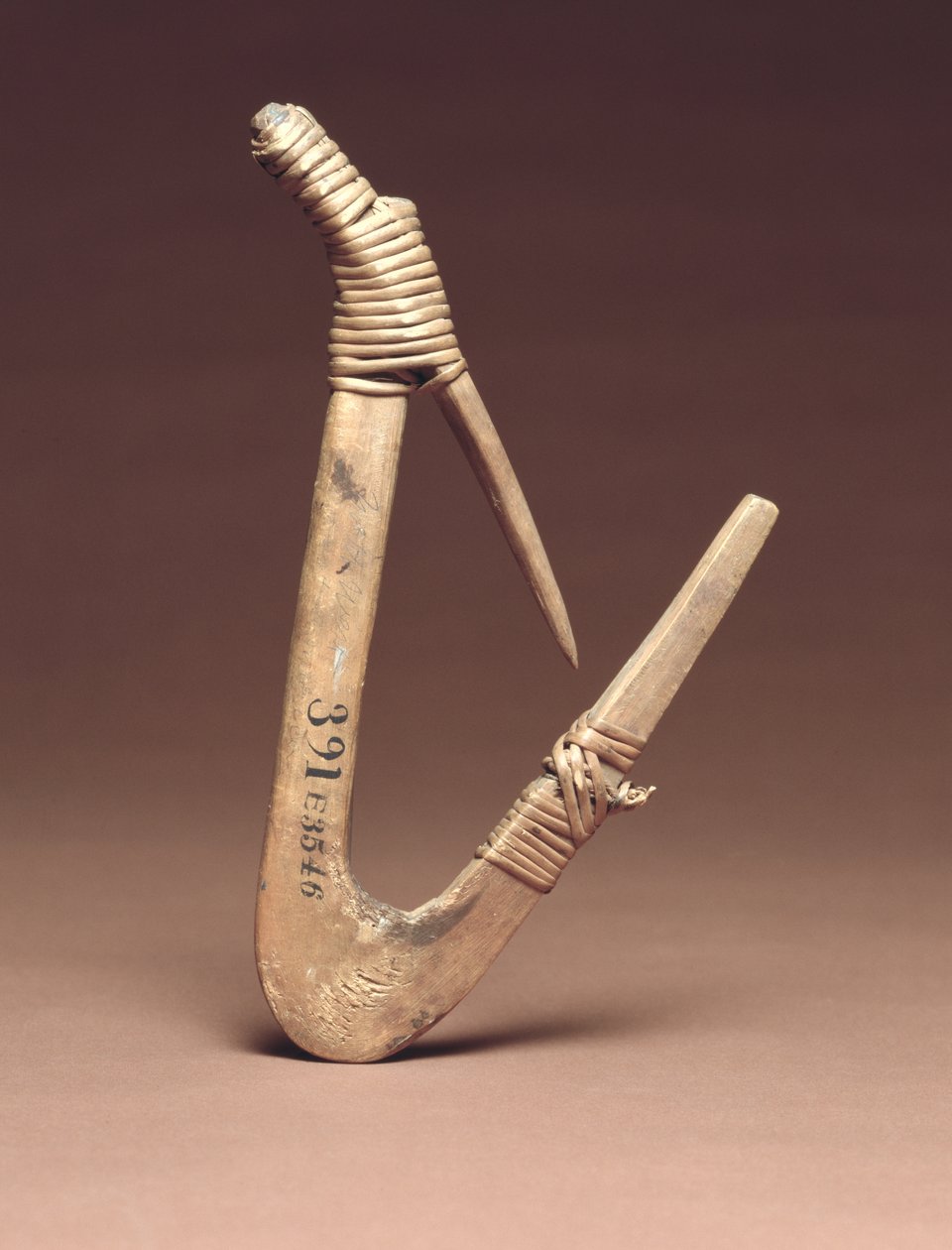 Anzuelo de fletán, c.1800 (madera y raíz de abeto) de American School