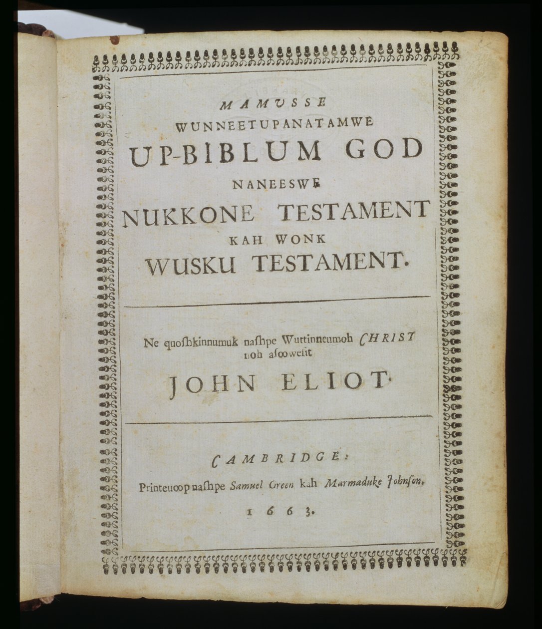 Mamusse Wunneetupanatamwe up-Biblum God (La Biblia Sagrada), página del título de La Biblia, también conocida como la Biblia India de Eliot, traducida al idioma Massachuset por el Reverendo John E de American School