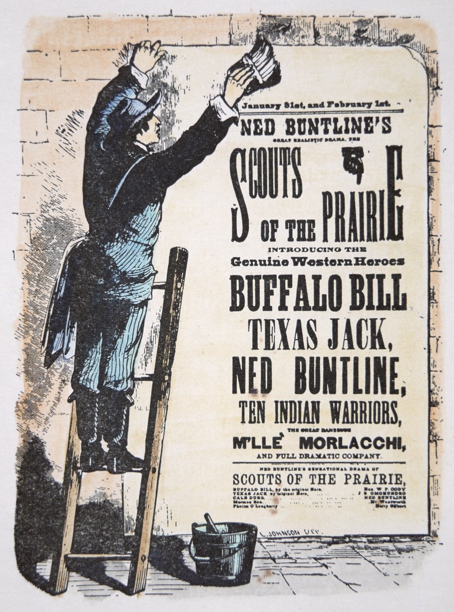 Hombre pegando un cartel de teatro para la obra 