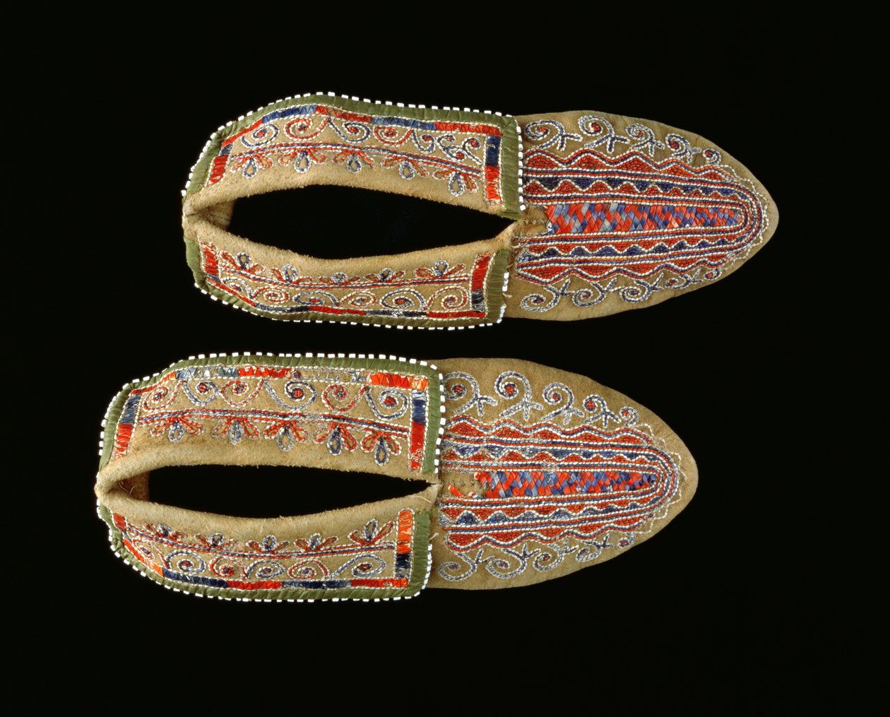 Mocasines (cuero, púas de puercoespín teñidas, cuentas y seda) de American School