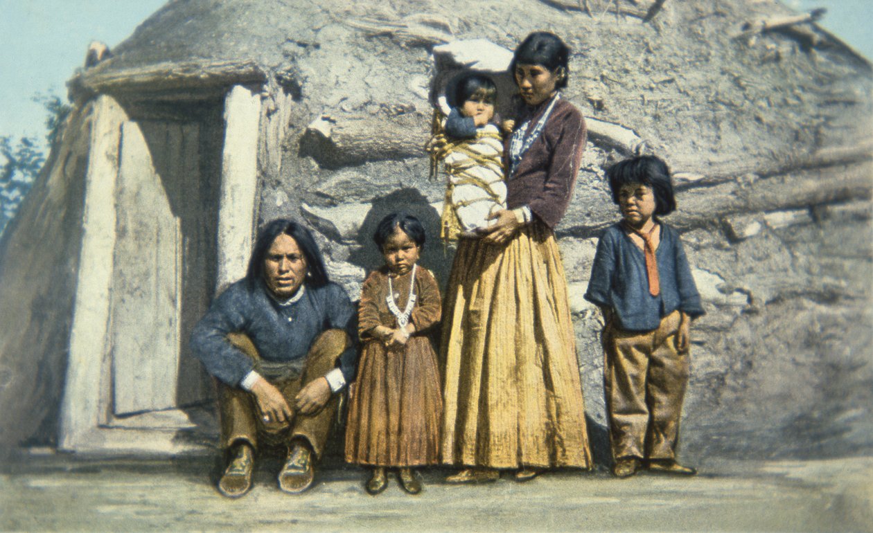 Postal de una familia india Navajo fuera de su casa o 