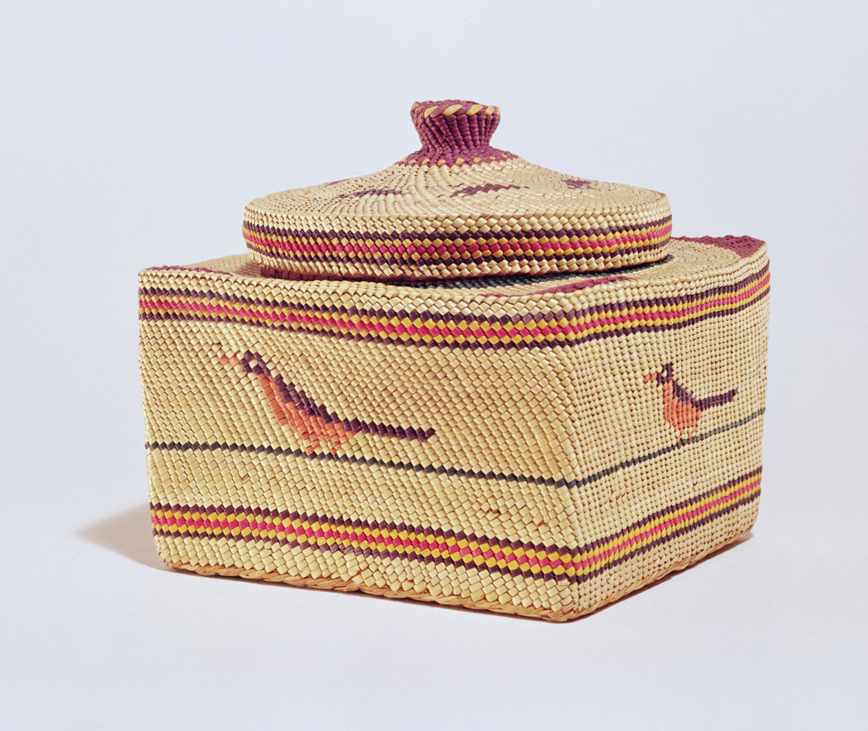Cesta Salish que representa pájaros, de la Costa Noroeste de American School