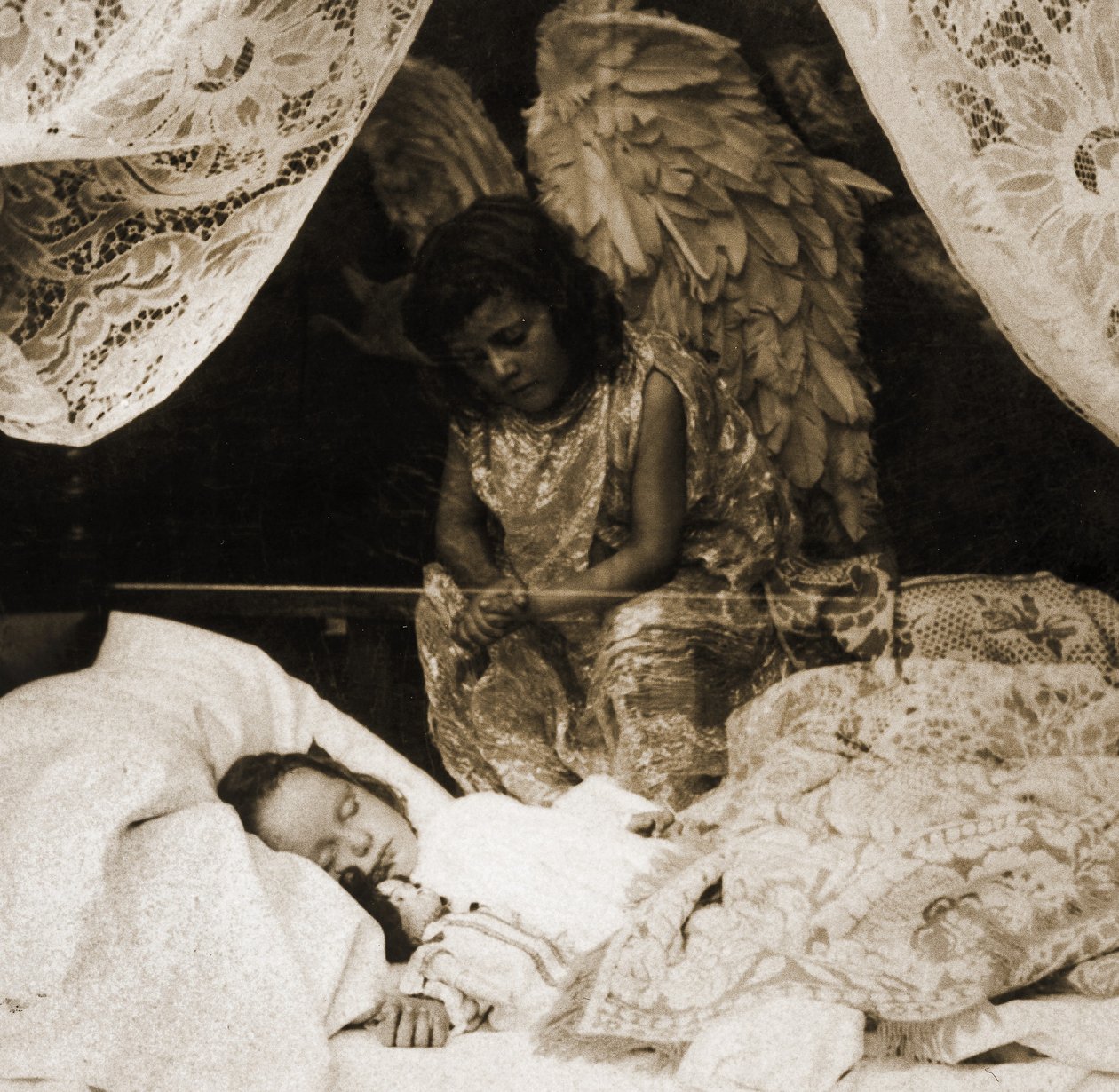 Niña durmiendo siendo vigilada por su ángel guardián, 1898 de American School