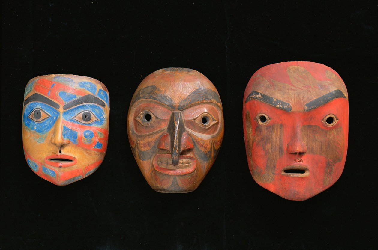 Tres máscaras de chamán (terracota pintada) de American School