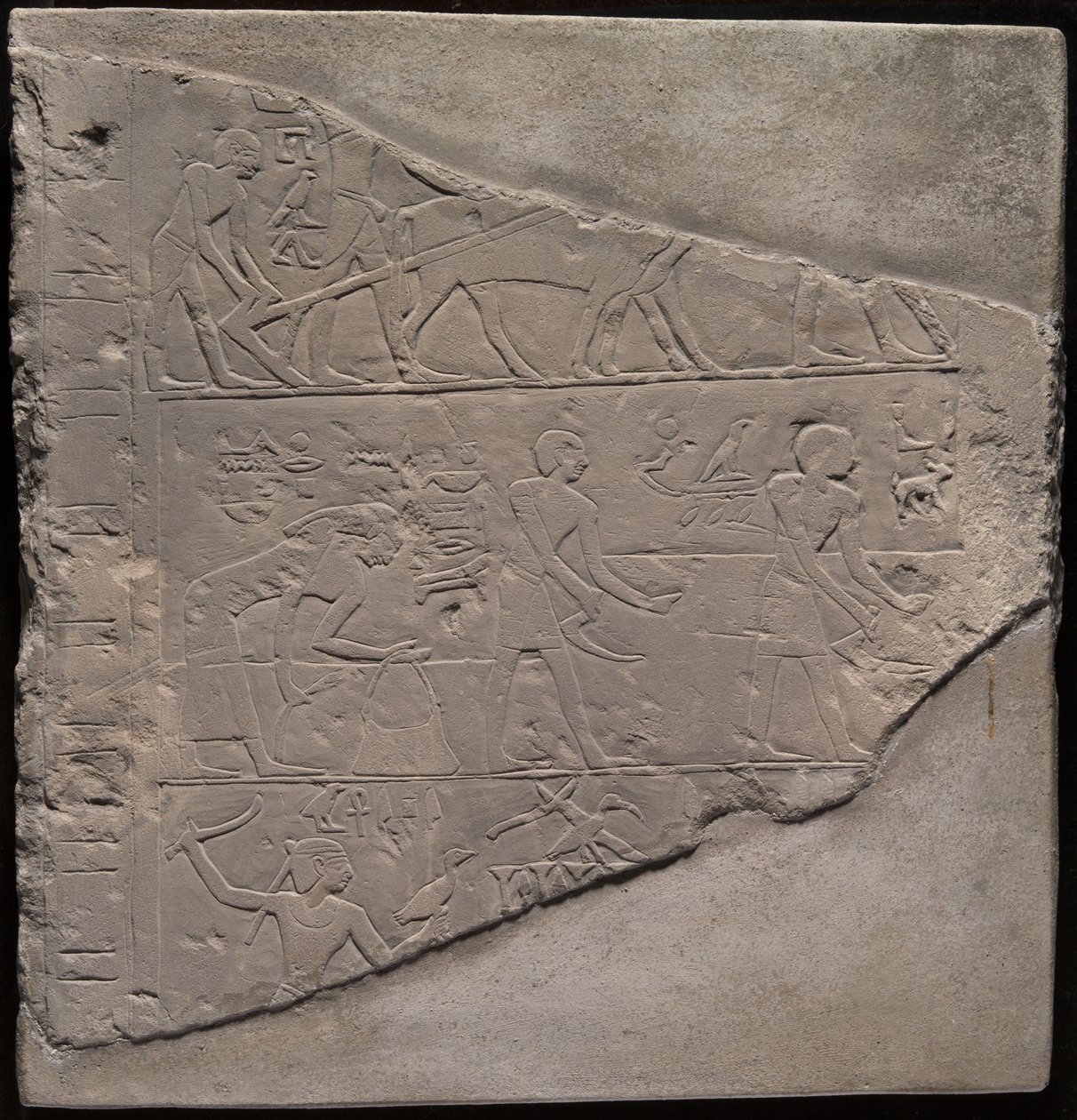 Fragmento de estela que representa el arado, la cosecha y la siega de Ancient Egyptian