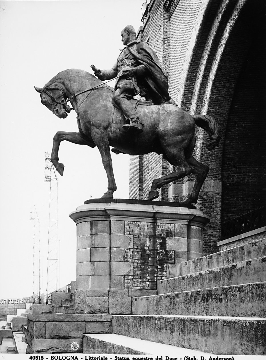 Estatua ecuestre de Benito Mussolini; hasta la caída del fascismo, esta estatua estaba en el Littoriale (Stadio comunale) en Bolonia (foto en b/n) de Anderson Anderson