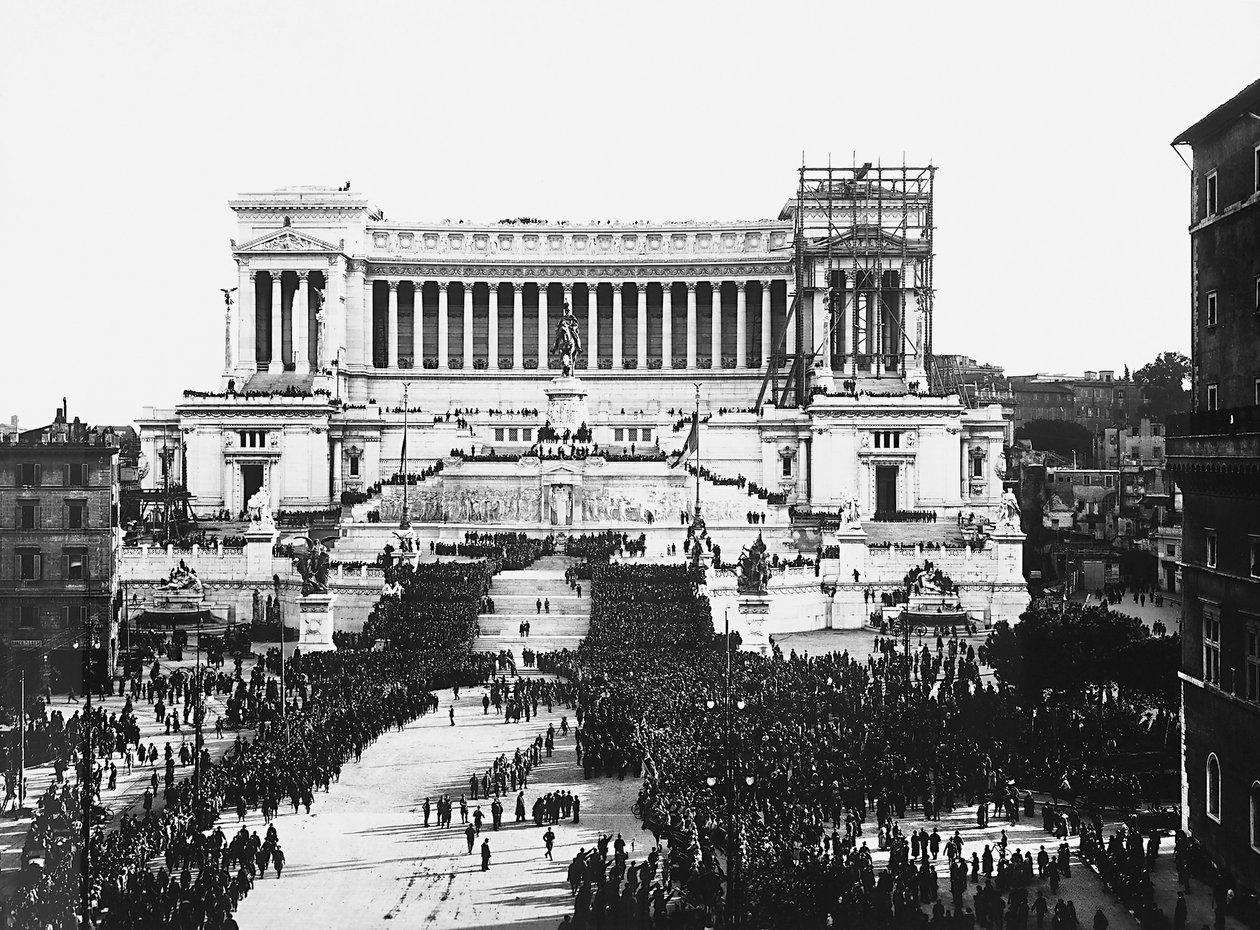 Celebración fascista conmemorando al Soldado Desconocido en el Altare della Patria (Altar de la Patria) en Roma, 04/11/1922 (foto en b/n) de Anderson Anderson