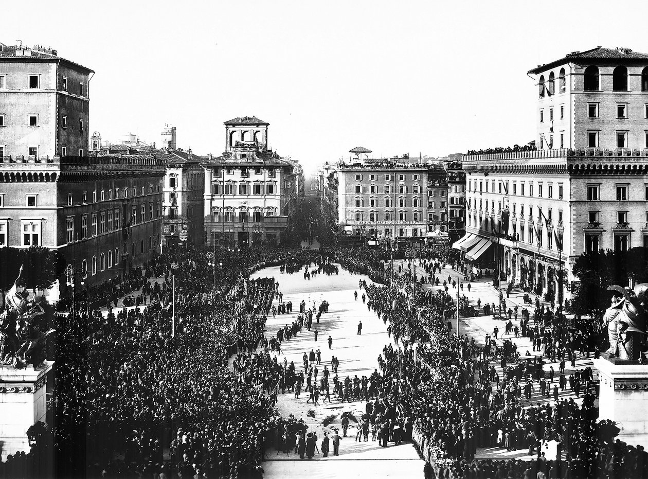 Piazza Venezia en Roma durante la celebración fascista conmemorando al Soldado Desconocido en el Altare della Patria (Altar de la Patria), 04/11/1922 de Anderson Anderson