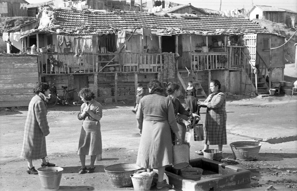 CROTONE, MUJERES EN LA FUENTE de Ando Gilardi