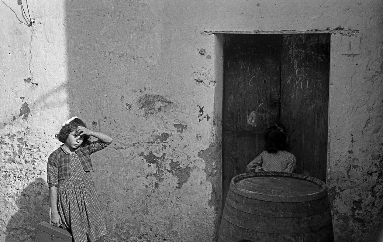 UNA NIÑA CON UNA CAJA PLEGABLE ESTÁ EN LA ESCUELA de Ando Gilardi