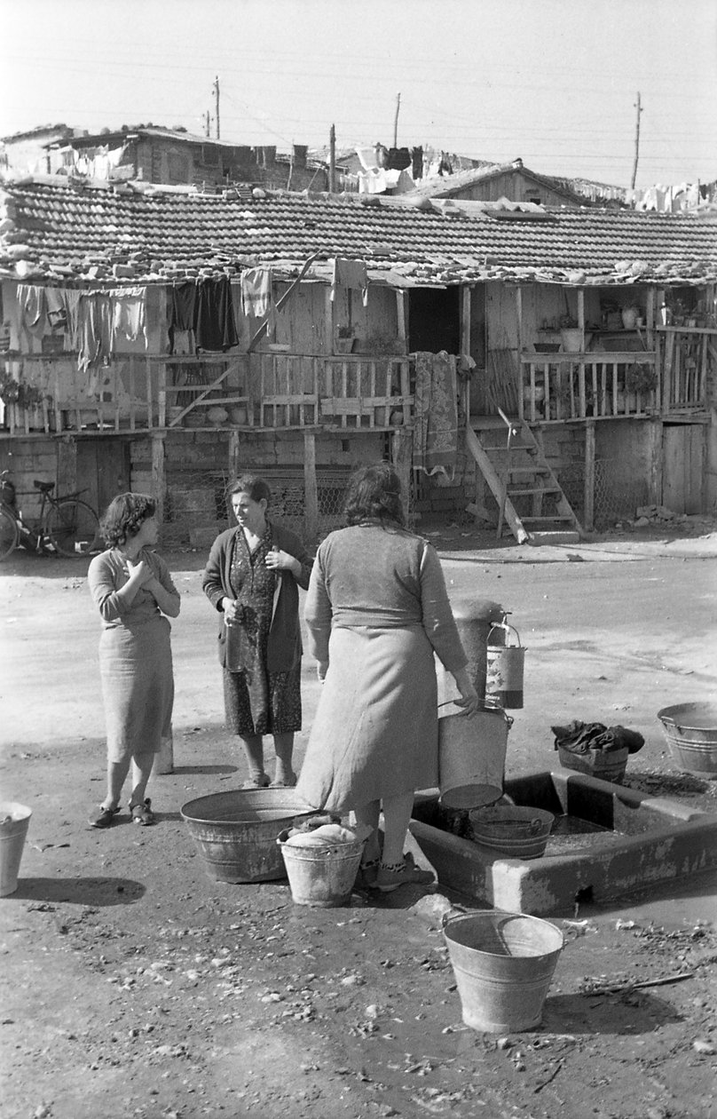 MUJERES EN LA FUENTE de Ando Gilardi