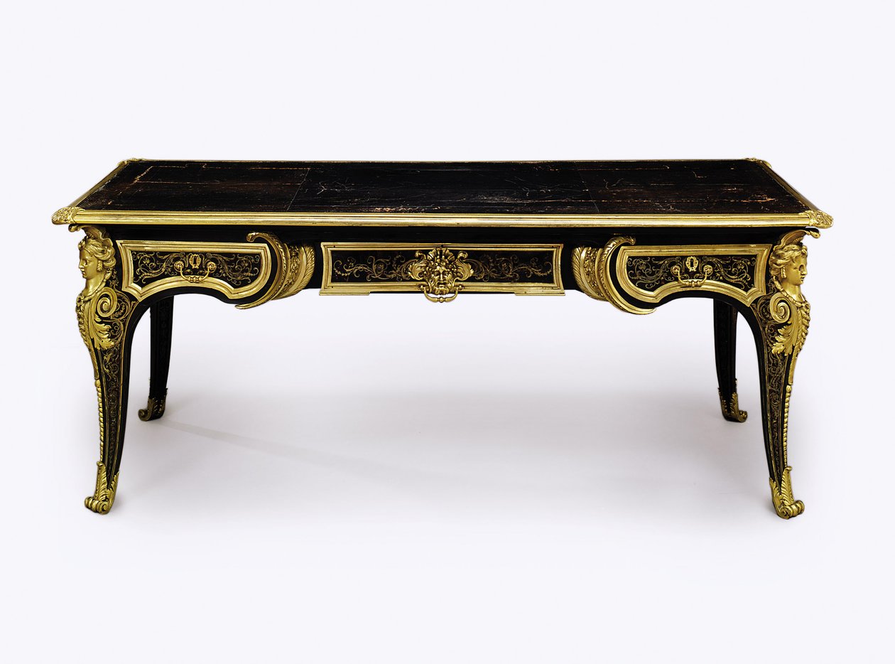 Bureau plat de Luis XIV con montura de bronce dorado y carey marrón, c.1710 de Andre Charles Boulle